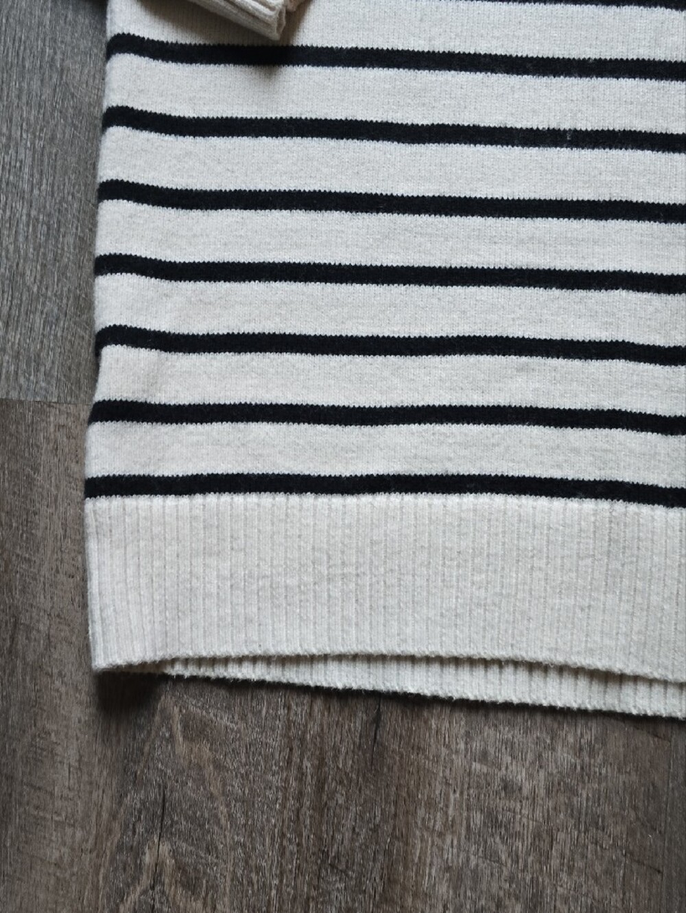Banana Republic Perfectly Soft Turtleneck Sweater LG - Picture 5 of 7